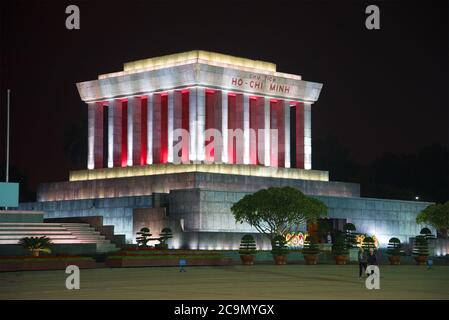 HANOI, VIETNAM - 09. JANUAR 2016: Ho-Chi-Minh-Mausoleum auf dem Badin-Platz groß der Plan am späten Abend Stockfoto