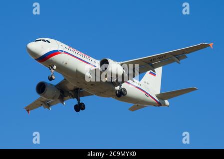 ST. PETERSBURG, RUSSLAND - 20. MÄRZ 2016: Der Airbus A319-111 (VP-BIT) von Rossiya Airlines lässt sich am blauen Sonnenhimmel aus nächster Nähe sehen Stockfoto