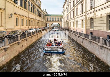 Sankt Petersburg, Russland - 15. Juni 2015: Kreuzfahrtschiffe, die auf den Newa-Kanälen in Sankt Petersburg, Russland, schwimmen Stockfoto