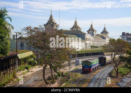 YANGON, MYANMAR - 17. DEZEMBER 2016: Sonniger Tag am Yangon Hauptbahnhof Stockfoto