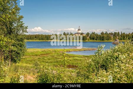 Torne Fluss - die Grenze zwischen Schweden und Finnland im Sommer von Haparanda auf der schwedischen Seite gesehen Stockfoto