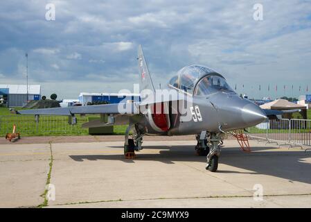 SCHUKOWSKI, RUSSLAND - 20. JULI 2017: Training und Kampfflugzeug Yak-130 auf der MAKS-2017 Flugschau Stockfoto
