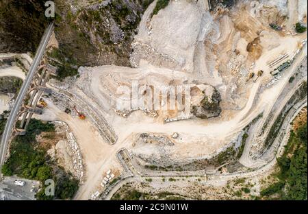 Luftaufnahme des Carrara Marmorbruchs in den Apuanischen Alpen in der Toskana, Italien Stockfoto
