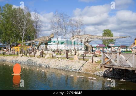 KIROV, RUSSLAND - 30. AUGUST 2017: Ansicht der Skulpturen der riesigen fleischfressenden Dinosaurier - carnotaurus und Tyrannosaurus. Paläontologische Kinderparat Stockfoto