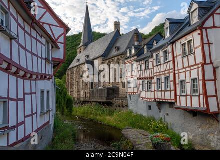 Monreal, Deutschland - 11. Juli 2020: Fachwerkhäuser entlang des Baches Stockfoto