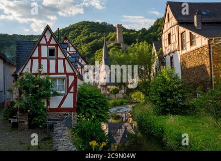 Monreal, Deutschland - 11. Juli 2020 :Fachwerkhäuser am Bach Stockfoto