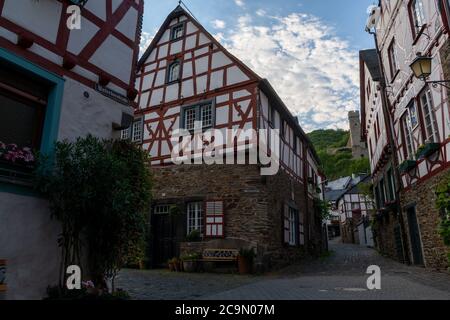 Monreal, Deutschland - 11. Juli 2020: Historisches Dorf und Blick auf die Burg Stockfoto