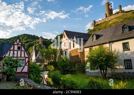 Monreal, Deutschland - 11. Juli 2020: Historisches Dorf bei Sonnenuntergang Stockfoto