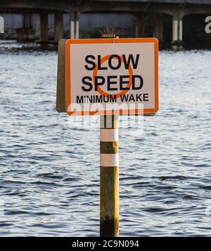 Slow Speed Minimum Wake-Schild am Hillsborough River in Tampa. Florida, USA Stockfoto