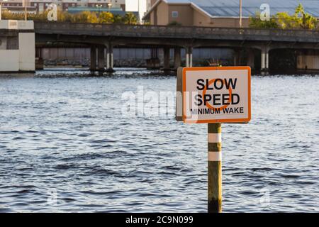 Slow-Speed-Schild am Hillsborough River in Tampa. Florida, USA Stockfoto
