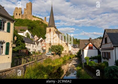 Monreal, Deutschland - 11. Juli 2020: Blick auf Lowenburg und Kirche Stockfoto