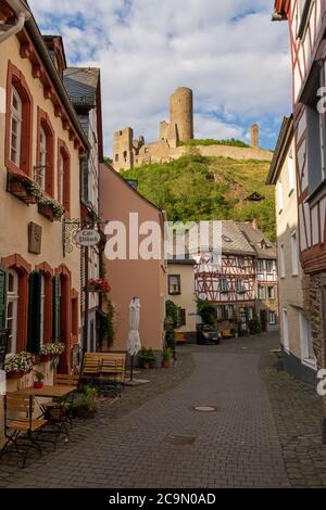 Monreal, Deutschland - 11. Juli 2020: Blick auf Lowenburg vom historischen Dorf Stockfoto