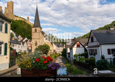 Monreal, Deutschland - 11. Juli 2020 Blick auf das historische Dorf mit Lowenburg und Kirche Stockfoto