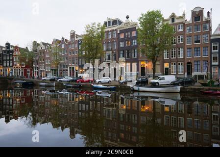 AMSTERDAM, NIEDERLANDE - 30. SEPTEMBER 2017: Wolkiger Septembermorgen auf dem Stadtkanal Stockfoto