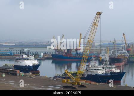 BAKU, ASERBAIDSCHAN - 04. JANUAR 2018: Januarmorgen in der Iljitsch Bucht Stockfoto