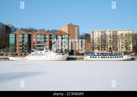 TURKU, FINNLAND - 23. FEBRUAR 2018: Zwei Schiffe überwintern am Wasser der Stadt Stockfoto