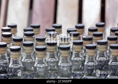 Glasflaschen, mehrere Flaschen in einer Box, Hälse mit Flaschenstopfen. Stockfoto