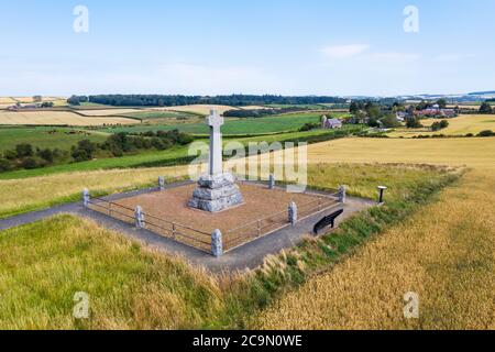 Granitsteinkreuz auf Branxton Hill, Northumberland zum Gedenken an die Gefallenen bei der Schlacht von Flodden Field am 9. September 1513. Stockfoto