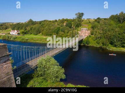 Die Union Suspension Bridge, die den Fluss Tweed zwischen Horncliffe, Northumberland, England und Fishwick, Scottish Borders, Schottland überspannt. Stockfoto