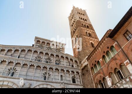 Romanische Fassade und Glockenturm der Kathedrale St. Martin in Lucca, Toskana, Italien Stockfoto