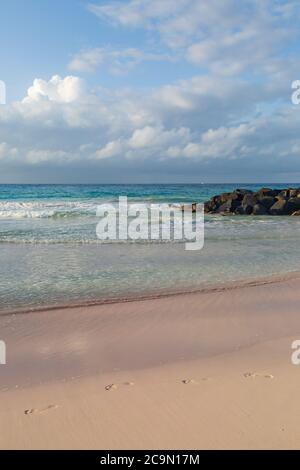 Blick auf das Meer über einen Barbados Strand, mit Fußabdrücken im Sand Stockfoto