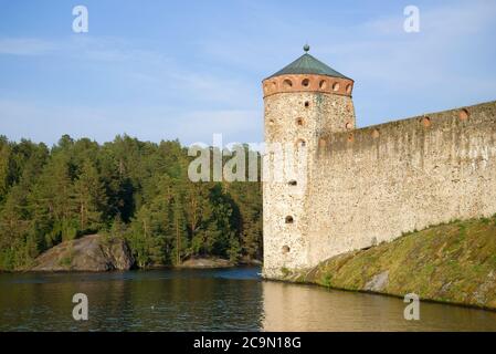 Der Turm der mittelalterlichen Festung Olavinlinna vor der Kulisse der Küste. Savonlinna, Finnland Stockfoto