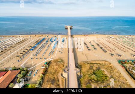 Luftaufnahme des Strandes von Marina di Pietrasanta am frühen Morgen in der Versilia, Toskana, Italien Stockfoto