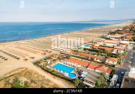 Luftaufnahme des Strandes von Marina di Pietrasanta am frühen Morgen in der Versilia, Toskana, Italien Stockfoto
