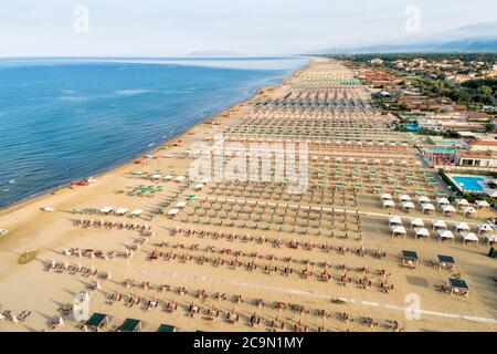 Luftaufnahme des Strandes von Marina di Pietrasanta am frühen Morgen in der Versilia, Toskana, Italien Stockfoto