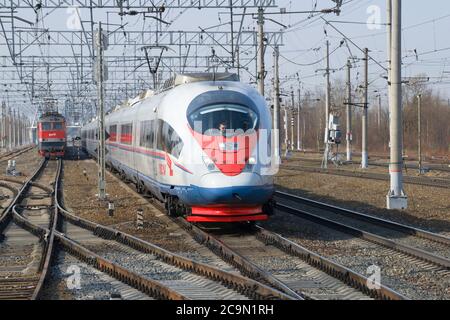 LENINGRAD, RUSSLAND - 09. APRIL 2018: Moderner Hochgeschwindigkeitszug EVS1-16 'Sapsan' in Bewegung Stockfoto