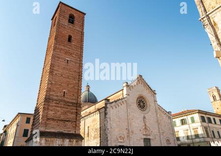 Blick auf die Kathedrale von Pietrasanta, die Kirche von San Martino ist der wichtigste Ort der katholischen Gottesdienst in der Versilia, Provinz Lucca, Toskana, Italien Stockfoto