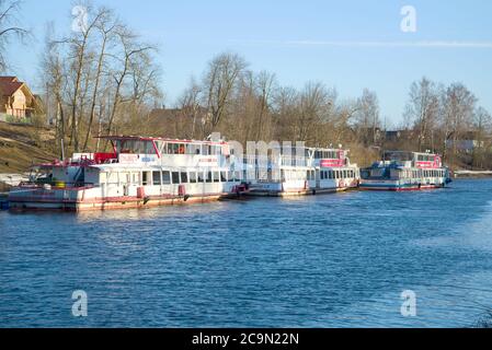 ST. PETERSBURG, RUSSLAND - APRIL, 2018: Parken von touristischen Motorschiffen "Moscow" auf dem Fluss Izhora vor der Sommerschifffahrt. Ust-Izhora Stockfoto