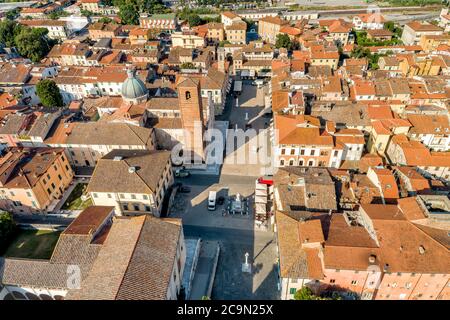 Luftaufnahme der kleinen Stadt Pietrasanta in der Versilia im Norden der Toskana in der Provinz Lucca, Hauptplatz mit dem Dom von St. Martin, Italien Stockfoto