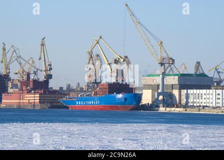 ST. PETERSBURG, RUSSLAND - 16. MÄRZ 2018: Bau eines neuen nuklearen Eisbrechers 'Siberia' im Baltischen Werk Stockfoto