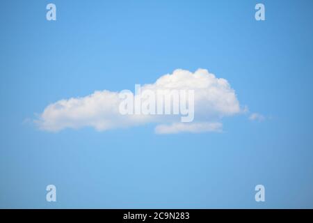 Einzelne Wolke am blauen Himmel . Perfektes Sommerwetter Stockfoto