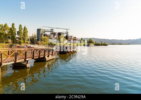 Landschaft des Massaciuccoli-Sees mit dem großen Theater Giacomo Puccini im Freien, gelegen in Torre del Lago Puccini in Viareggio, Toskana, Italien Stockfoto