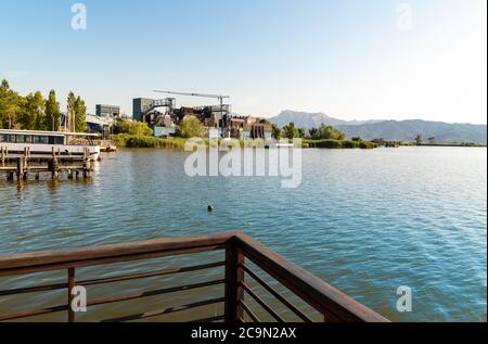 Landschaft des Massaciuccoli-Sees mit dem großen Theater Giacomo Puccini im Freien, gelegen in Torre del Lago Puccini in Viareggio, Toskana, Italien Stockfoto