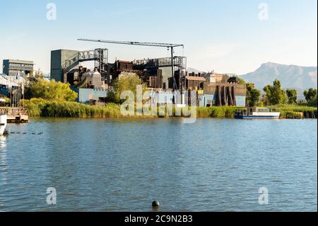 Blick auf das große Theater Giacomo Puccini im Freien in Torre del Lago Puccini am Massaciuccoli-See in Viareggio, Toskana, Italien Stockfoto