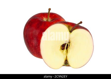 Red Apple ganz und halbiert Stück auf weißem Hintergrund Stockfoto