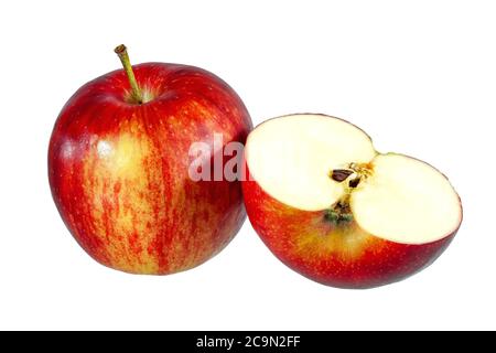 Red Apple ganz und halbiert Stück auf weißem Hintergrund Stockfoto