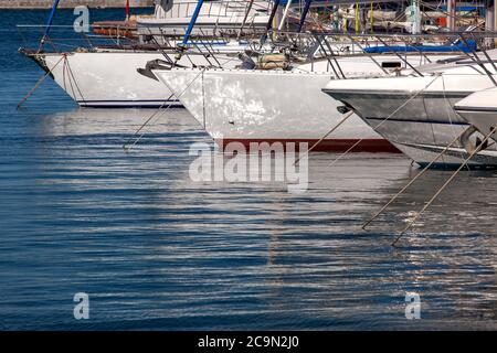 Boote und Yachten in einer Marina, vertäut und stehen auf einem Anker. Stockfoto