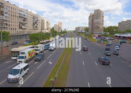 ST. PETERSBURG, RUSSLAND - 13. AUGUST 2018: Slava Avenue am bewölkten Augustnachmittag Stockfoto