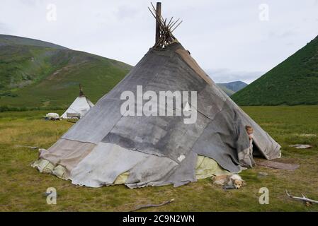 YAMAL, RUSSLAND - 23. AUGUST 2018: Ein kleines Mädchen schaut aus dem Zelt auf das Rentierhirten-Lager Stockfoto