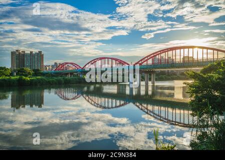 Die Brücke über den Fluss in Taipei, Taiwan Stockfoto