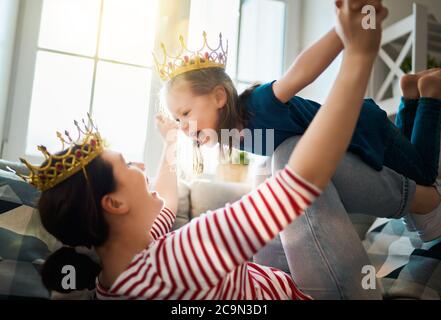 Glückliche liebevolle Familie. Mutter und ihre Tochter Kind Mädchen spielen und umarmen zu Hause. Stockfoto