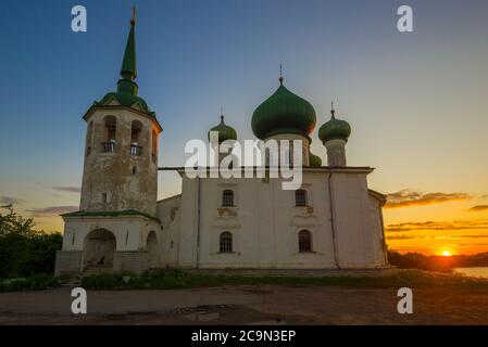 Alte Kirche der Geburt Johannes des Täufers Nahaufnahme vor dem Hintergrund der Juni-Morgendämmerung. Staraya Ladoga, Russland Stockfoto