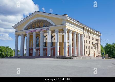 PETROSAWODSK, RUSSLAND - 12. JUNI 2020: Das Gebäude des Musiktheaters der Republik Karelien an einem sonnigen Juni-Tag Stockfoto