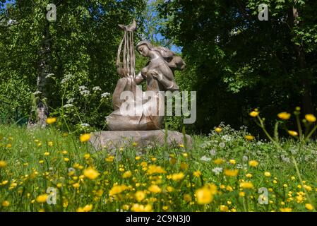 PETROSAWODSK, RUSSLAND - 12. JUNI 2020: Die Skulptur "Magd" auf dem Stadtplatz an einem sonnigen Juni-Tag Stockfoto