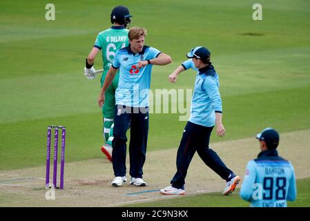 Englands David Willey (Mitte) feiert mit Kapitän Eoin Morgan, nachdem er das Dickicht von Irlands Gareth Delany während des zweiten One Day International der Royal London Series im Ageas Bowl, Southampton, übernommen hat. Stockfoto