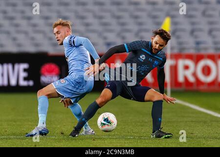 Sydney, Australien. August 2020. Milos Ninkovic (R) vom Sydney FC tritt am 1. August 2020 in Sydney, Australien, bei einem Round 29-Spiel des wiederaufgenommenen A-League-Fußballturniers 2019-2020 zwischen dem Sydney FC und dem Melbourne City FC an. Quelle: Zhu Hongye/Xinhua/Alamy Live News Stockfoto